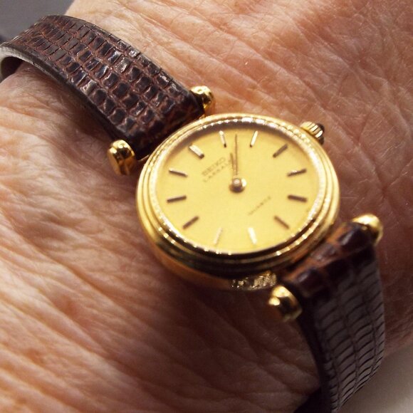 SEIKO LASSALE QUARTZ 1400-0889 GOLDEN METAL FACE GARNET STEM ALLIGATOR WATCH 18 - Picture 4 of 5